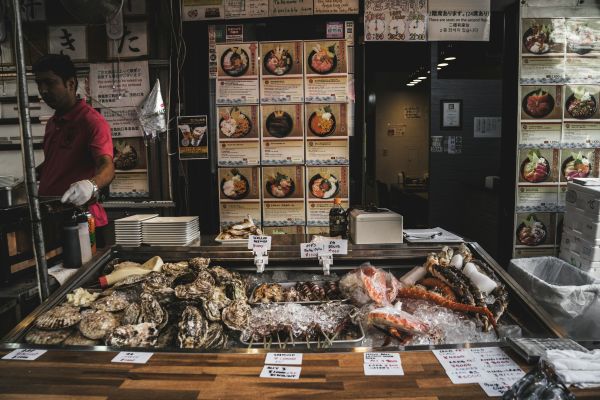 What are the key factors in selecting sustainable seafood for a restaurant menu?